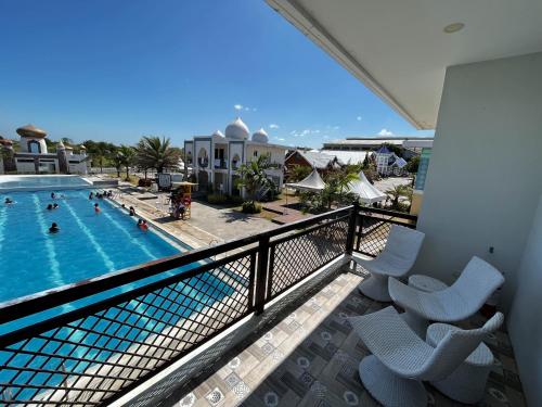 NaicTorres Farm Resort powered by Cocotel的从酒店阳台可欣赏到游泳池的景色