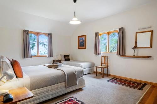 Kettering苍鹭展翅葡萄园住宿加早餐旅馆的卧室配有床、桌子和窗户。