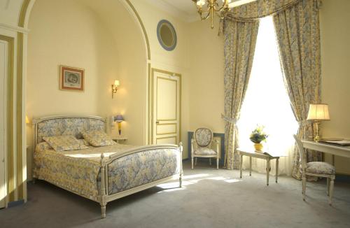 圣马洛马洛涅瓦马瑞酒店的一间卧室设有一张床和一个窗口