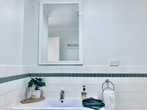 佩诺拉Relax on Riddoch的白色的浴室设有水槽和镜子