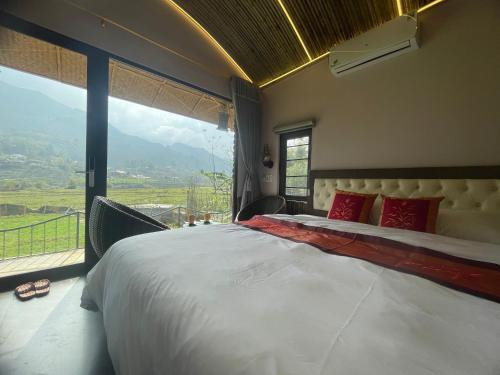 萨帕Sapa Bamboo Eco的一间卧室设有一张大床和一个大窗户