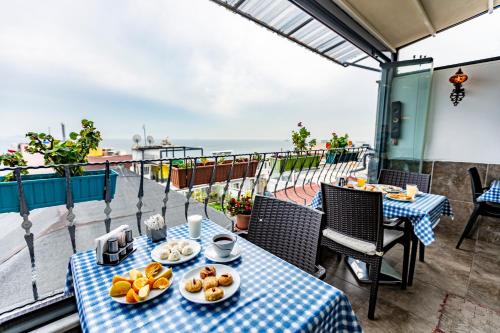 伊斯坦布尔斯坦珀丽旅舍的阳台上摆放着食物盘的桌子