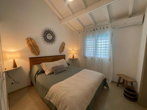 东方湾法国大街Mahi-Mahi Lodge, piscine privee, orient bay的一间卧室设有一张床和一个窗口