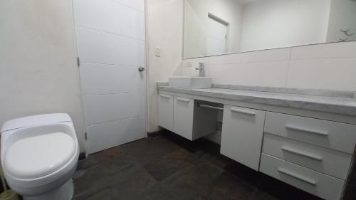 利马Apartment 4 Rent - Av San Borja Norte Cdra 8的白色的浴室设有卫生间和水槽。