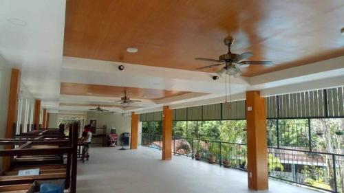 纳苏格布AS Ilaya Resort and Event Place powered by Cocotel的一个带吊扇的教堂和一个阳台