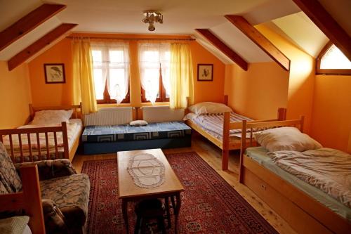 ŠupljakMagdi vendégház的一间设有两张床和一张桌子的房间