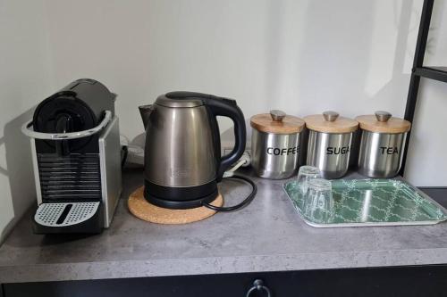H̱efẕi Bahהבית של כנרת的台面、咖啡壶和烤面包机