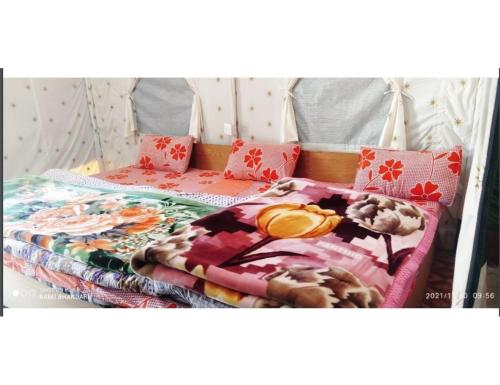 乔斯希马特Shivalik Camping & Cottage, Joshimath的床上有毯子和枕头