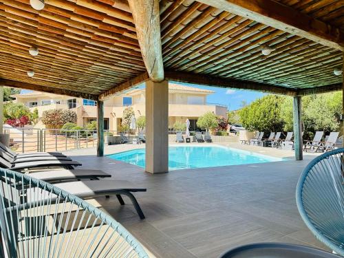 维琪奥港Residence Casa Di Paoli的一个带躺椅的庭院和一个游泳池