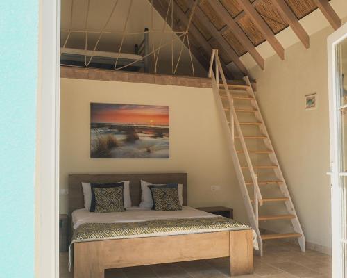 瓦杜Laguna Vadu的客房设有带梯子的双层床。