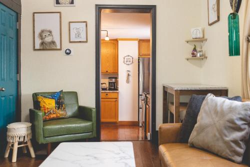 科罗拉多斯普林斯Downtown Colorado Springs House的带沙发和椅子的客厅以及厨房。