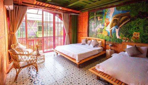 Kon Von KlaAuguri Home & Crafters的一间卧室设有两张床,墙上挂着一幅画