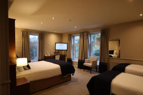库克斯敦格伦纳云别墅酒店的酒店客房配有两张床和一张书桌