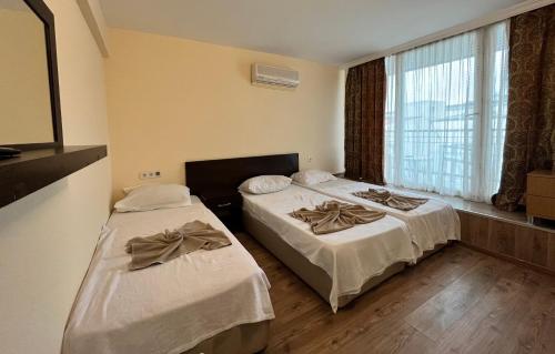 凯麦尔罗密欧海滩酒店 的客房设有两张床和窗户。