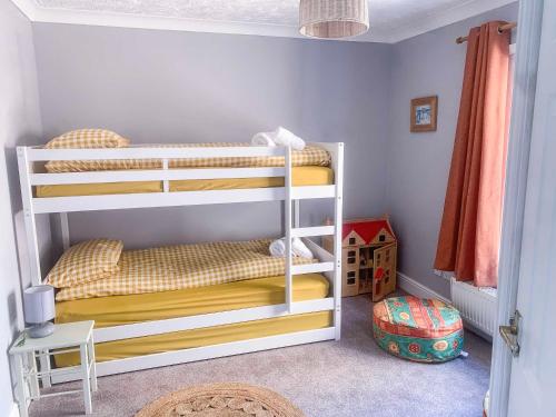 滨海戈尔斯顿The Yellow House的一间卧室配有两张双层床。