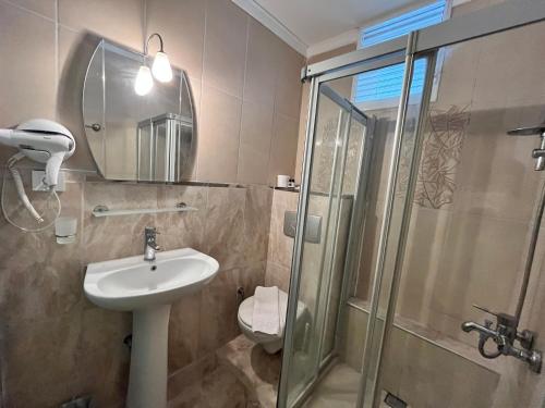 凯麦尔罗密欧海滩酒店 的带淋浴、盥洗盆和卫生间的浴室