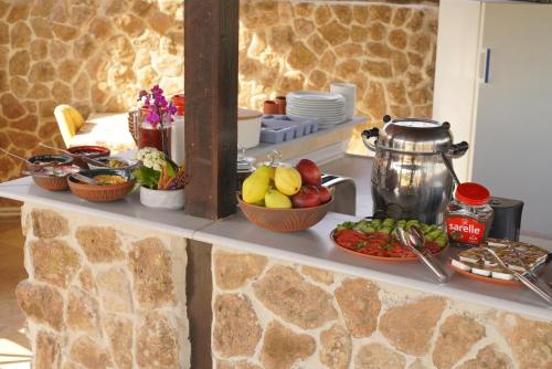 格雷梅Paradise Cappadocia的架子上放着一碗水果和蔬菜