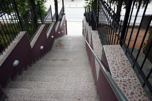 斯塔多伊兰Vila Marija - Teo的一套带围栏和长凳的楼梯