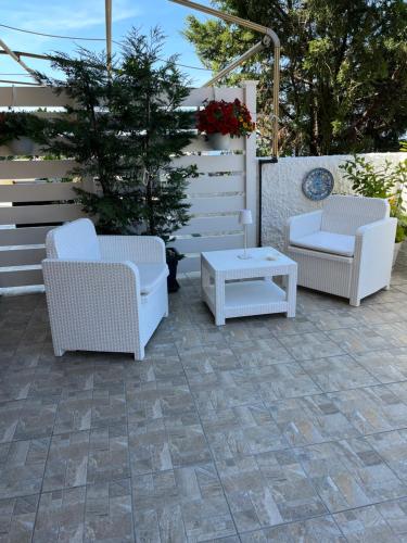 帕奥拉Vista Stromboli的庭院里设有三把椅子和一张桌子