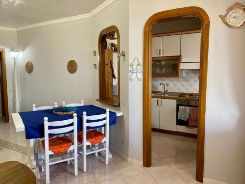 斯佩隆加Sperlonga Paradise Villetta的厨房配有蓝色的桌子和一些椅子