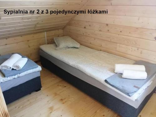KarwikUroczy nowy domek的小木屋内带两张床的房间