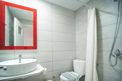 圣加利尼Christof Studios的一间带水槽、卫生间和镜子的浴室