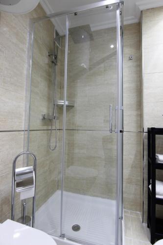 格罗韦El Capricho de la ría II的浴室里设有玻璃门淋浴