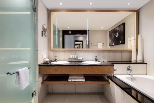 开普敦开普敦威斯丁酒店的一间带两个盥洗盆和大镜子的浴室