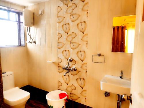 阿利鲍格Suncrest Wood Stayz的一间带卫生间和水槽的浴室