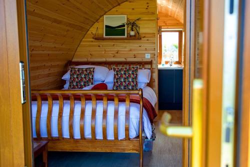 布什米尔斯Causeway Country Pods的小木屋内一间卧室,配有一张床