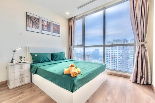 胡志明市MOTT HAVEN APART - Vinhomes Central Park的一间卧室设有一张床和一个大窗户