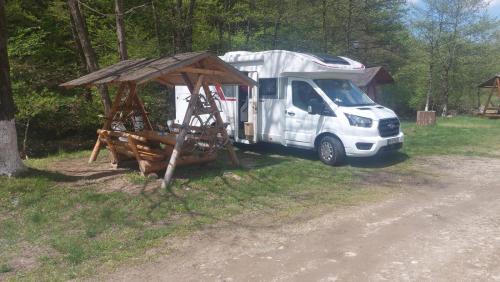 奥托佩尼SONIA的停在帐篷旁边的白色露营车