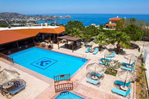 阿齐亚佩拉加斯皮罗斯索拉家庭酒店及公寓的享有带椅子和遮阳伞的游泳池的上方景致