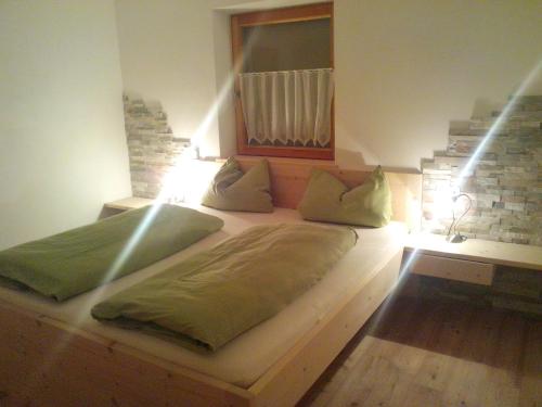 圣维吉利奥Prestihof的一张大床,位于一间光线充足的房间内