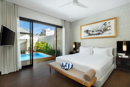 塞米亚克The Claremont Luxury Villas的一间卧室设有一张床和一个游泳池