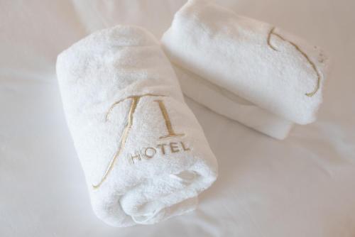 JI HOTEL的白色毛巾,上面写着酒店字