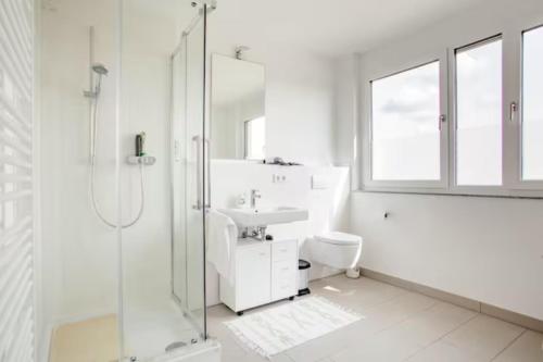 汉诺威Beautiful room with balcony direction to Messe的带淋浴和盥洗盆的白色浴室