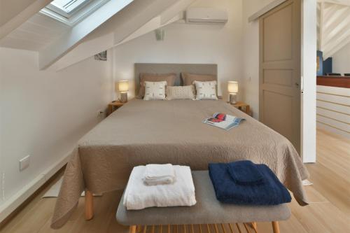 Saint BarthelemyVilla Yvantino的一间卧室配有一张大床和两张毛巾(长凳上)