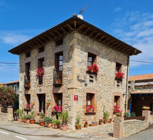 奧瑞那La Torruca的一座石头建筑,上面有盆栽植物