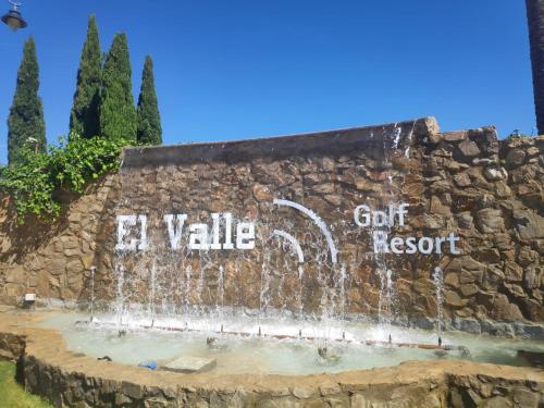 Lo MendigoVilla Vinka - El Valle Golf Resort的石墙前的喷泉,把话说出来