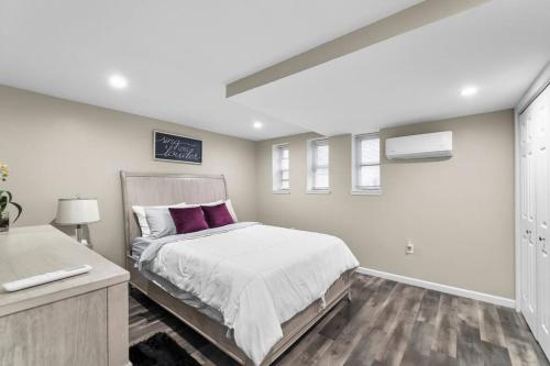 银泉Elegant 1-BR Apartment的一间卧室配有一张带紫色枕头的大床