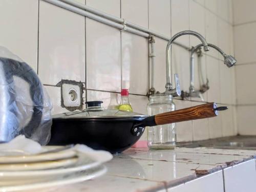 雅温得FIIAA的一个带水槽和刀的厨房台