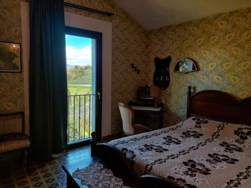 塞尔苏里格La Casa di Cesarina的一间卧室设有一张床和一个阳台的窗户。