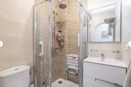 内尔哈El Eden的带淋浴、卫生间和盥洗盆的浴室