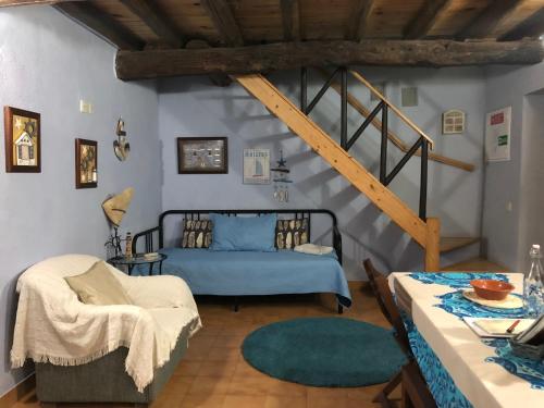 西尔维拉Casal dos Carpinteiros - Carpenters Couple的一间卧室设有蓝色的床和楼梯。
