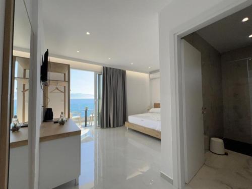 萨兰达Sea Breeze Villa的一间卧室配有一张床,享有海景