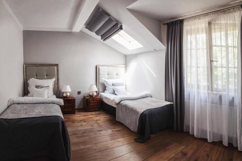 弗罗茨瓦夫Constantia by Grape Hotel的一间卧室设有两张床和窗户。