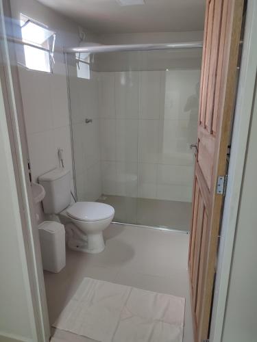 博阿维斯塔JR Casa Contêiners的白色的浴室设有卫生间和淋浴。