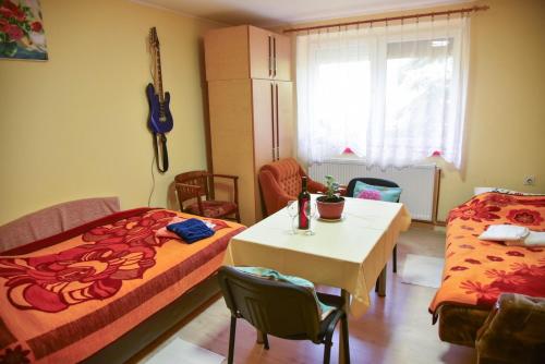 苏博蒂察sobe MAŠA的小房间设有两张床、一张桌子和一张桌子。