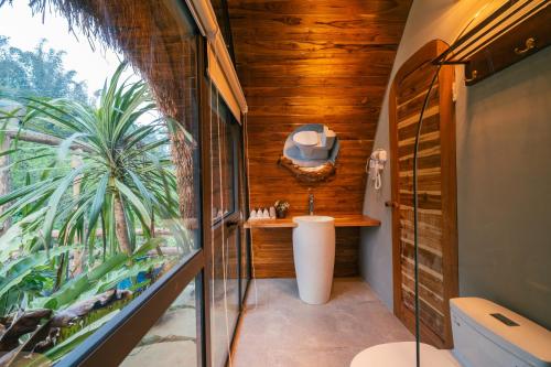 木州县Hippie Home的一间带卫生间的浴室和大窗户
